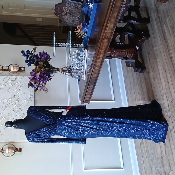 New Mac Duggal Embellished Midnight  Long Sleeves Gown. Size 4 - Picture 14 of 17